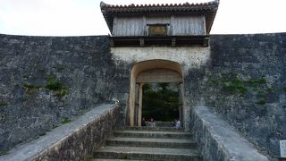 首里城に行くまでの間にある長い階段の途中にいくつか通る門の一つ