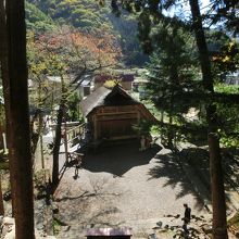 お社から舞台を見下ろすとこんな感じ