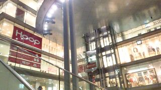 店内の明かりが