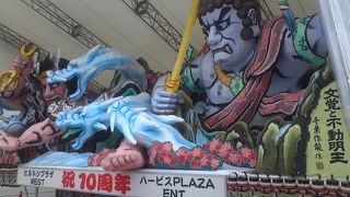 巨大ねぶたが梅田に驚くわ　ハービスPLAZA ENT前で