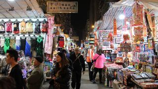 服や雑貨いろいろなものが安く手に入る。