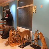 この横を行くと地下にコンビニがある