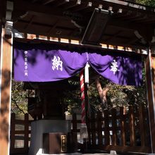 神社の正面、裏手から滝が見えます