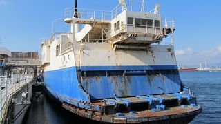 船体が傷んでボロボロ