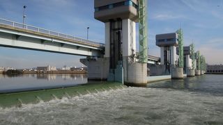 淀川大堰では堰で泡立つ淀川の水の変化を楽しめます