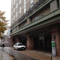 正面の入口。駐車場は反対側