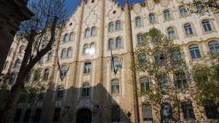 屋根は特徴的、入口は重厚