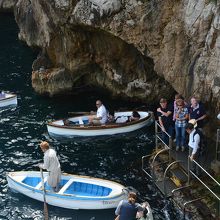 階段からのアクセス、ここで小舟に乗り洞窟へ入場です。