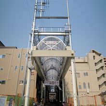 阪急京都線の高架化に伴い大改装中の東淡路商店街