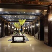 フロントのある広いホール