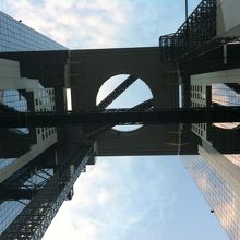 下から見たスカイビル