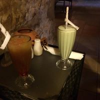 洞窟を利用した1階のバーで