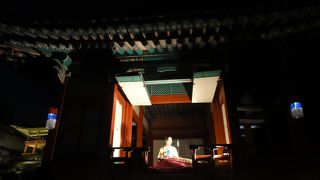 ライトアップされた暎花堂からカヤグムの音色が…