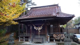 温泉街の高台にあります