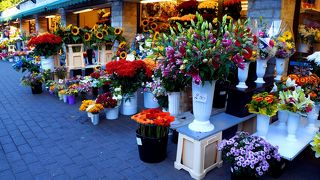 お花屋さんが印象的な、旧市街と新市街を結ぶ通り