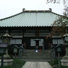 本堂の前の参道が「四国八十八ヶ所霊場『お砂ふみ参道』」