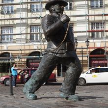 近くには煙突掃除人の銅像も