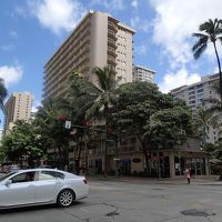 クヒオ通りからの外観