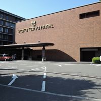 落ち着いた感じのエントランス外観