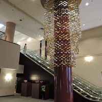 レセプションはエントランスから1層下になります