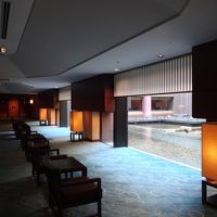 池を望むロビーラウンジ