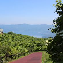 山頂駅から展望台への道