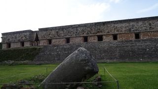 ジャガーや蛇、神々など、幾何学模様が実に見事。