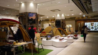 家でも使えそうなアウトドアテーブルがありました。