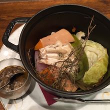 三浦野菜のホクホク鉄鍋蒸し タプナードソース