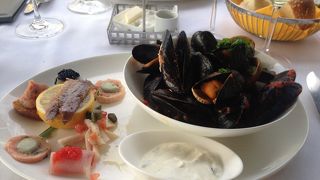 アドリア海の新鮮な魚介類を最高のロケーションで頂けます！