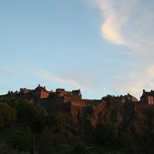 街中に浮かび上がる城塞