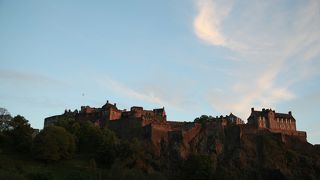 そびえ立つ姿は想像以上に迫力あります