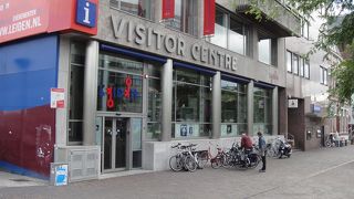 駅のそばにあります