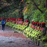 朝や夕方の影が深い時間帯の方が、インパクト大／化け地蔵