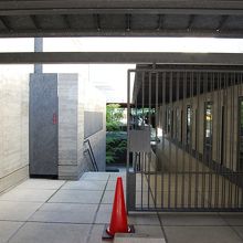 京都の小路を再現したような外部空間