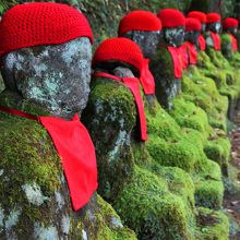 苔の衣をまとうお地蔵様