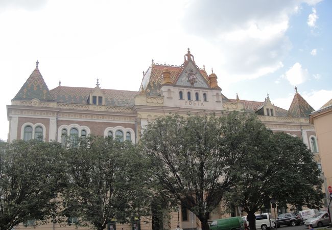 ジョルナイ焼きの屋根が目を惹く建物