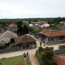 展望台から集落を見る。