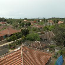 赤瓦は沖縄の家の屋根の特長だ。