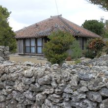 石垣に囲まれた家。