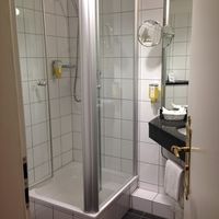 シャワーブースの手前がトイレ