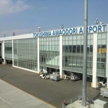 ターミナルビル、飛行機側から。