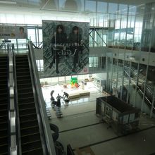 ターミナルの吹き抜け。