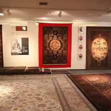 立派なペルシャ絨毯も展示してあります。