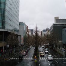 三重の並木を配しています