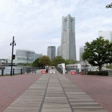 運河パークから見た港3号橋梁。