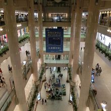 中央部が吹抜になっている。