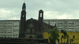 メキシコの決して平たんではない歴史を象徴しています。