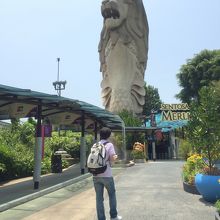 島に鎮座する、大きなマーライオン