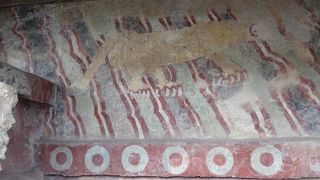 テオティワカン遺跡を南北に貫きます。